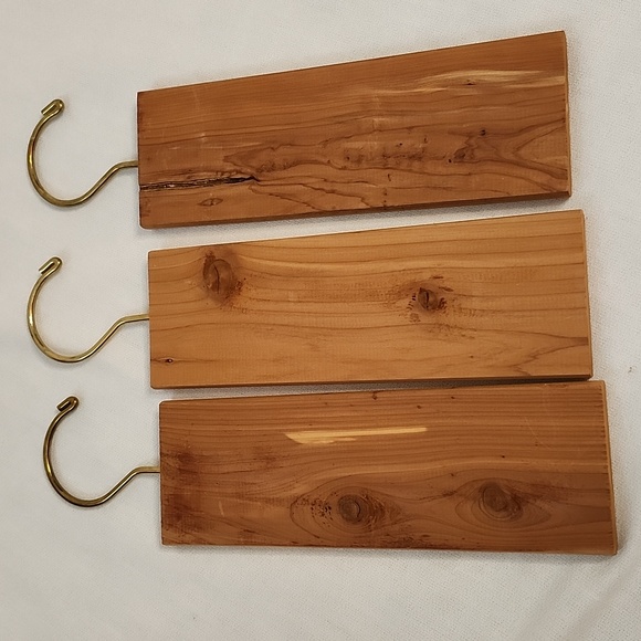 NIB Set of 6 count Jumbo Plastic & 100 hardwood clothespins with CEDAR Hangers - Picture 16 of 16